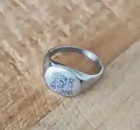 Siegelring aus Edelstahl mit lasergraviertem QR-Code